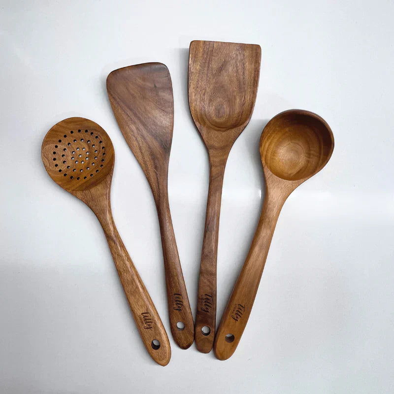 Collection d'ustensiles en bois, vue frontale
