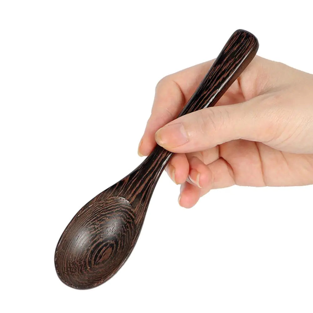 Cuillère en bois tenue à la main, vue latérale