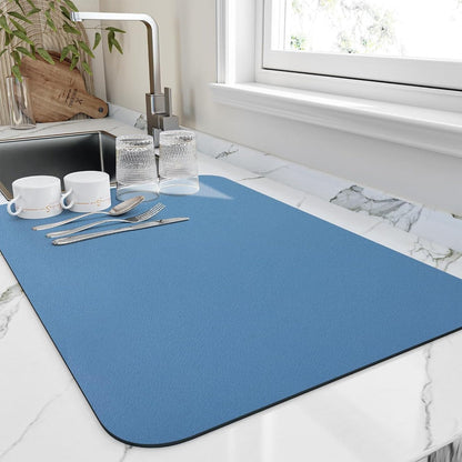Vue d'ensemble de plusieurs tapis de séchage colorés