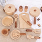 Ensemble de jouets de cuisine en bois sur table en bois clair