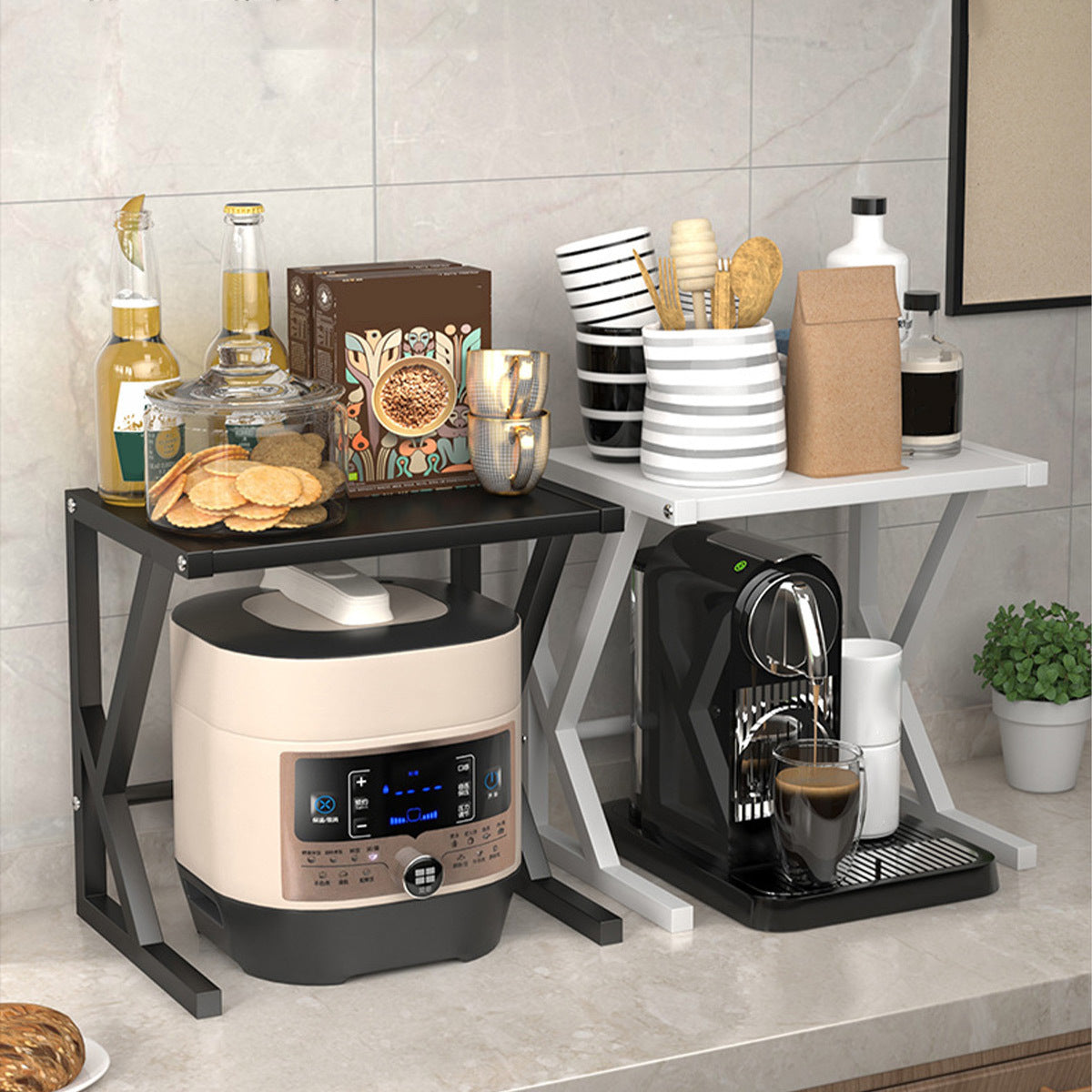Station de café avec étagère de cuisine vue latérale