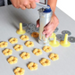 Presse à biscuits vue de dessus avec accessoires