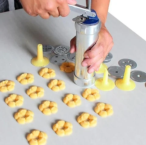 Presse à biscuits vue de dessus avec accessoires
