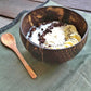 Bol en noix de coco rempli de bananes et pépites de chocolat