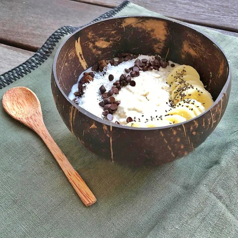 Bol en noix de coco rempli de bananes et pépites de chocolat