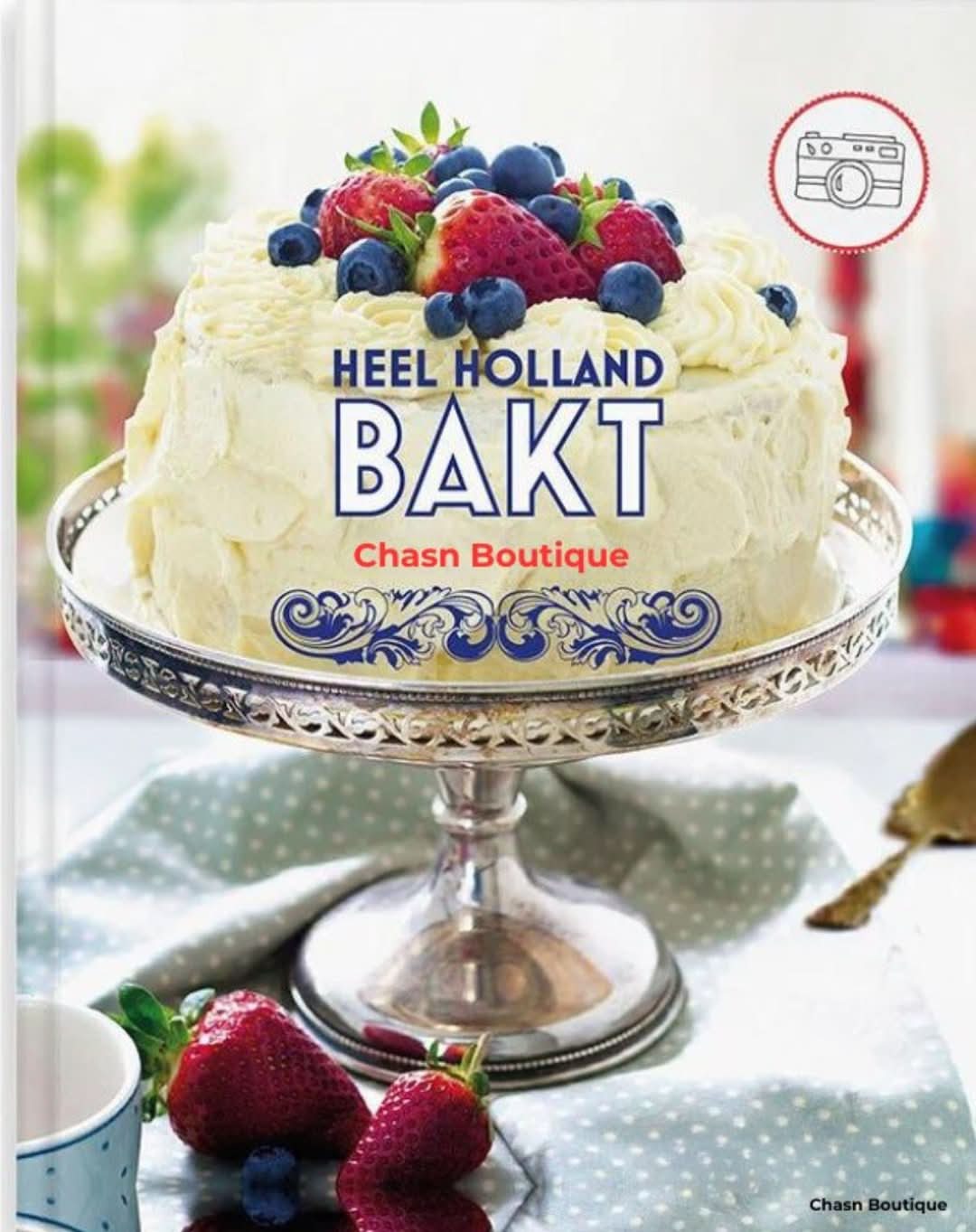 Livre de recettes ouvert avec des baies et de la vanille