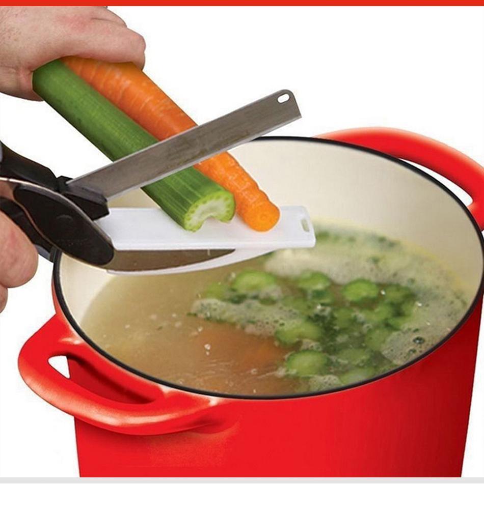 Couteau multifonction tranchant des légumes sur une planche intégrée