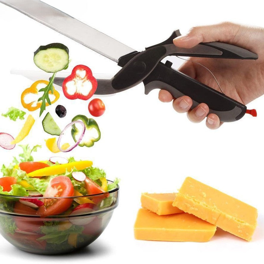 Ciseaux de cuisine coupant des légumes pour une salade