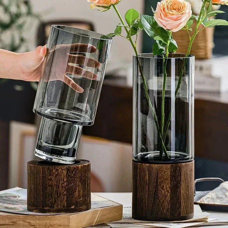 Vase en verre sur base en bois, vue de côté