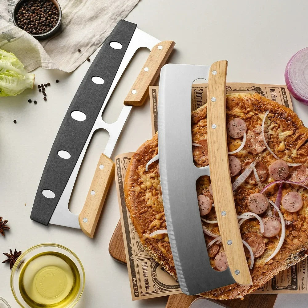 Gros plan sur la poignée en bois ergonomique du coupe-pizza