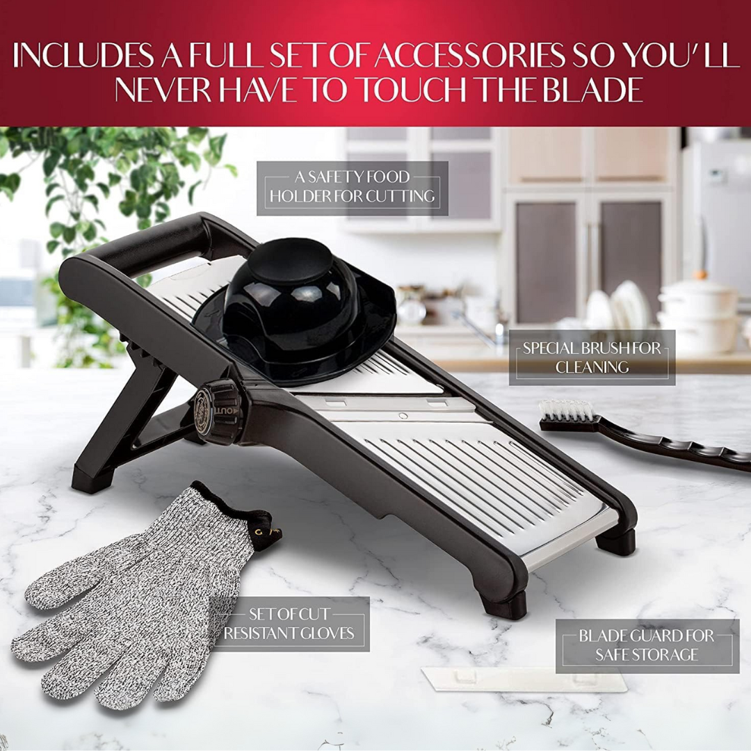 Gants de sécurité portés pendant l'utilisation de la mandoline