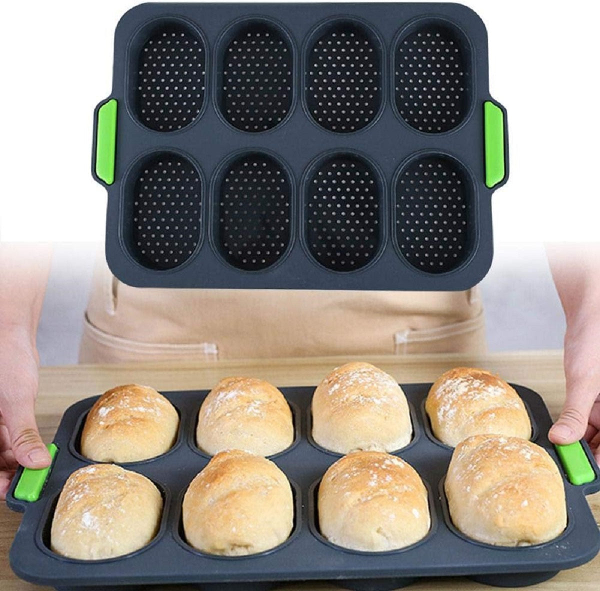 Moule à pain en silicone avec pain fraîchement cuit à l'intérieur