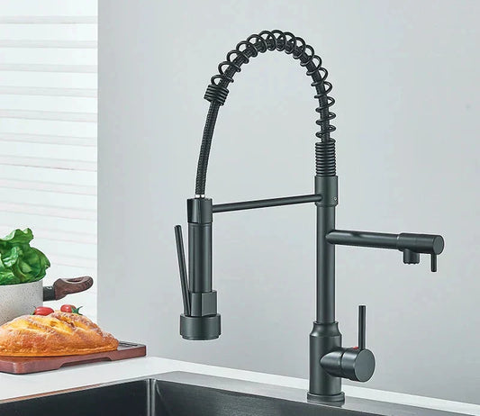 Robinet de cuisine avec finition chromée et bec flexible