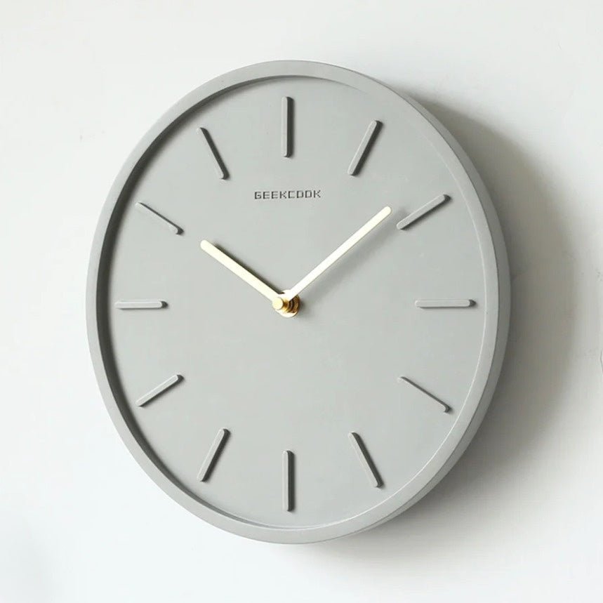 Horloge grise avec détails en métal, style industriel