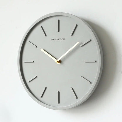 Horloge grise avec détails en métal, style industriel