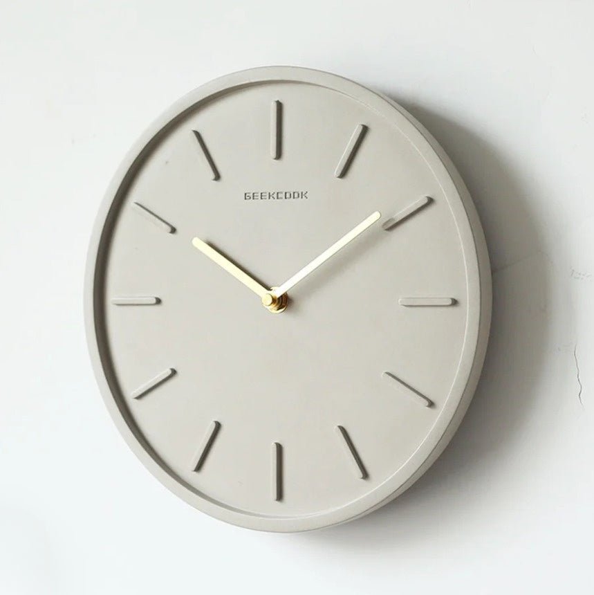 Horloge murale en béton avec pendule métallique