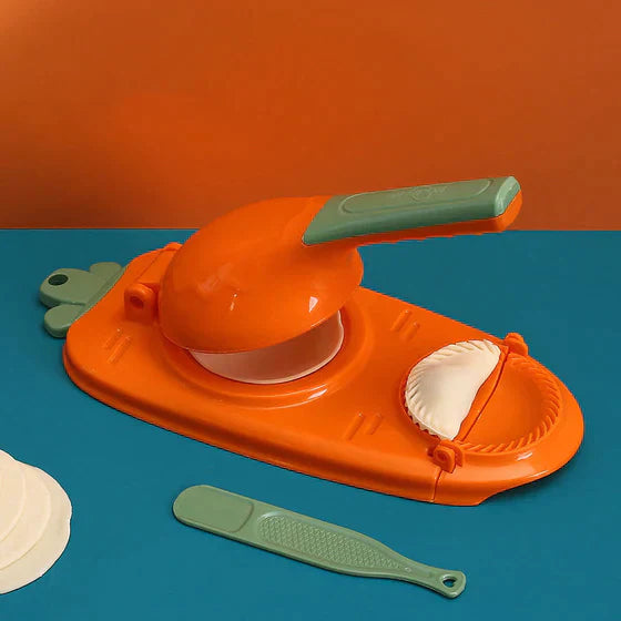 Mouleur à knödel orange en plastique sur fond blanc