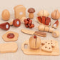 Éléments de cuisine en bois disposés sur un tapis de jeu