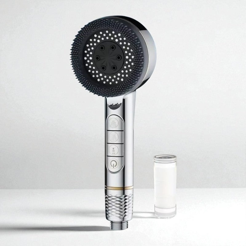 Vue rapprochée du filtre intégré du pommeau de douche