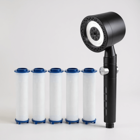 Gros plan sur le filtre intégré du pommeau de douche