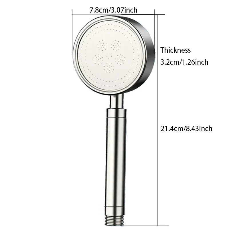 Vue rapprochée du pommeau de douche montrant sa finition brillante