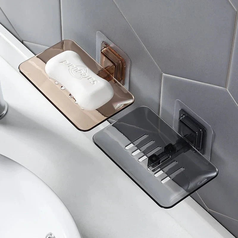 Porte-savon en plastique, installé dans une douche moderne