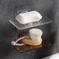 Vue rapprochée d'un porte-savon transparent, savon posé dessus