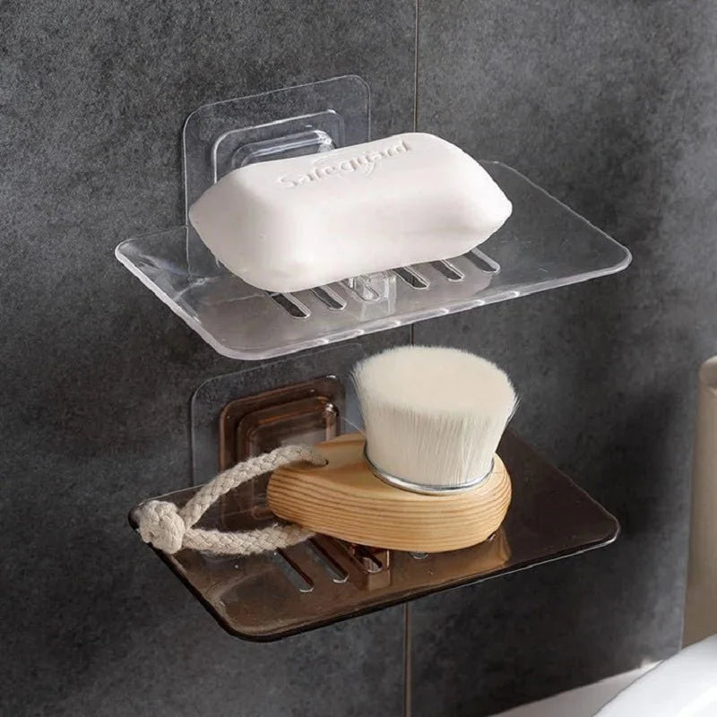 Vue rapprochée d'un porte-savon transparent, savon posé dessus