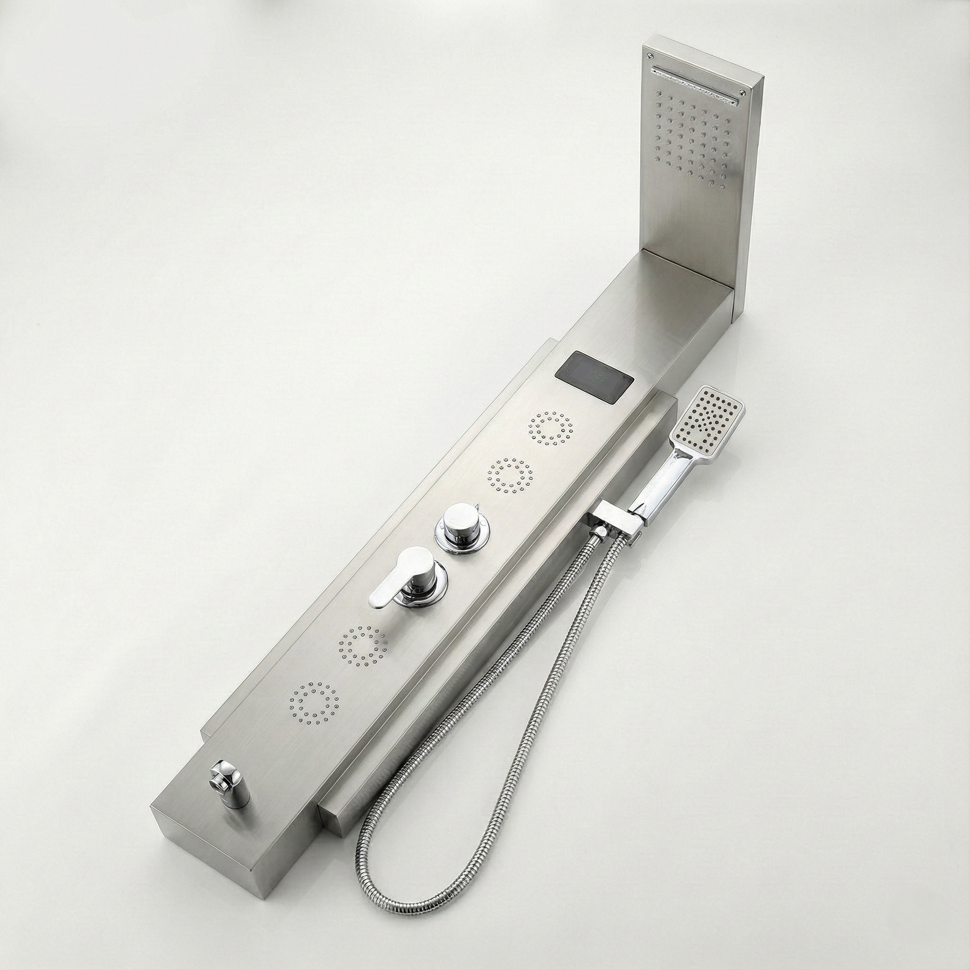 Détail du bras de douche supérieur et sa portée généreuse