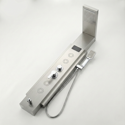 Détail du bras de douche supérieur et sa portée généreuse