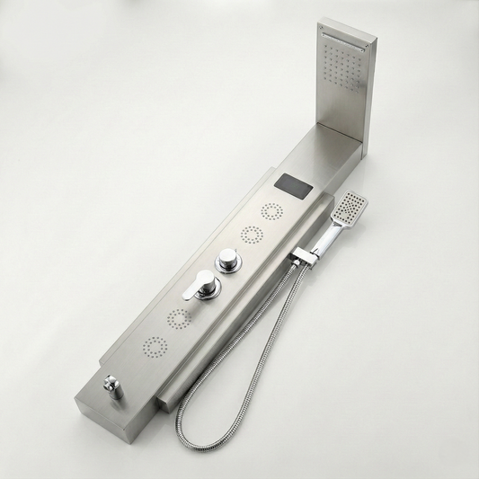 Détail du bras de douche supérieur et sa portée généreuse