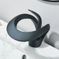 Détail du socle circulaire assurant la stabilité sur le lavabo