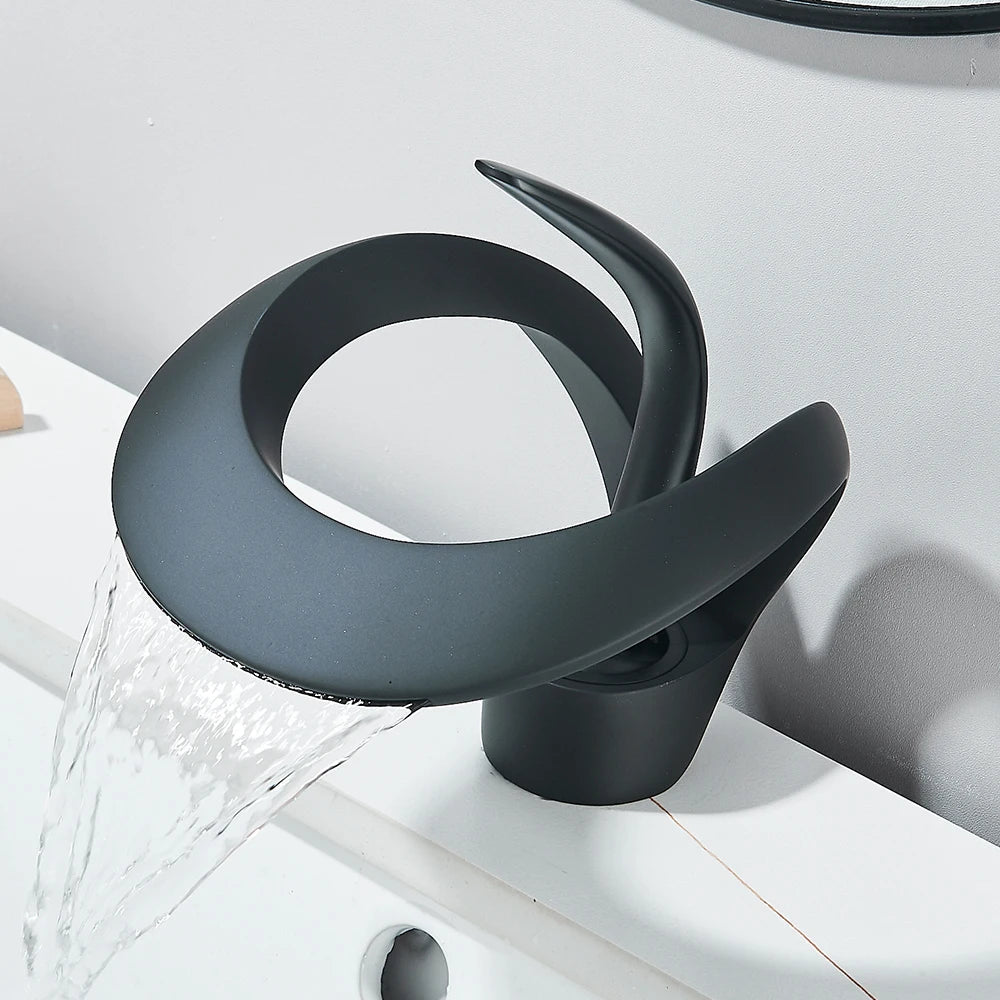Détail du socle circulaire assurant la stabilité sur le lavabo