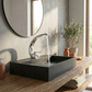 Robinet installé sur un lavabo, silhouette élégante