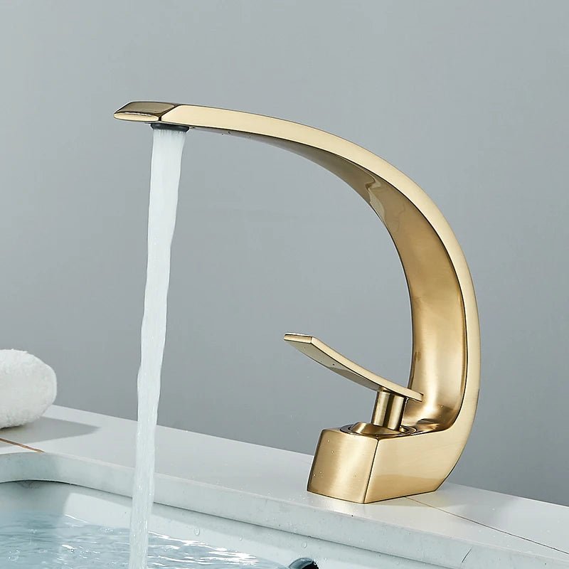 Détail du bec du robinet avec jet laminaire précis