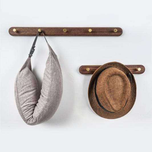 Porte-manteau minimaliste avec quatre crochets visibles