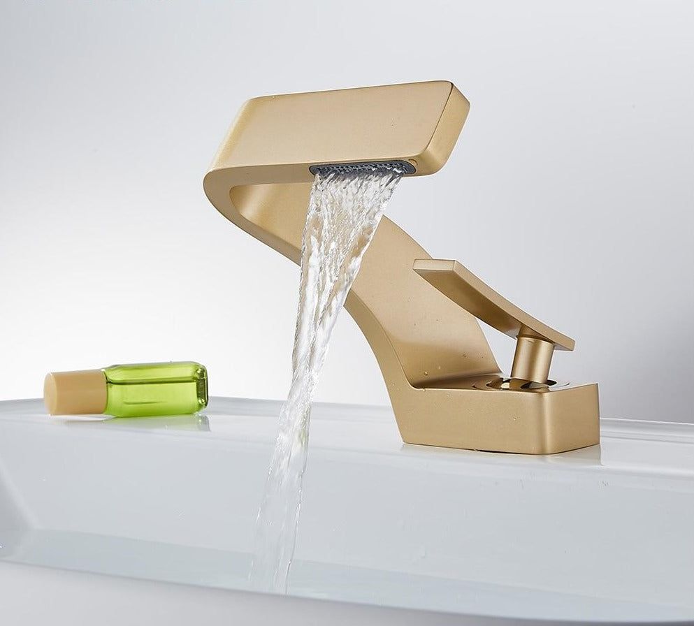Vue en perspective du robinet, soulignant son design contemporain