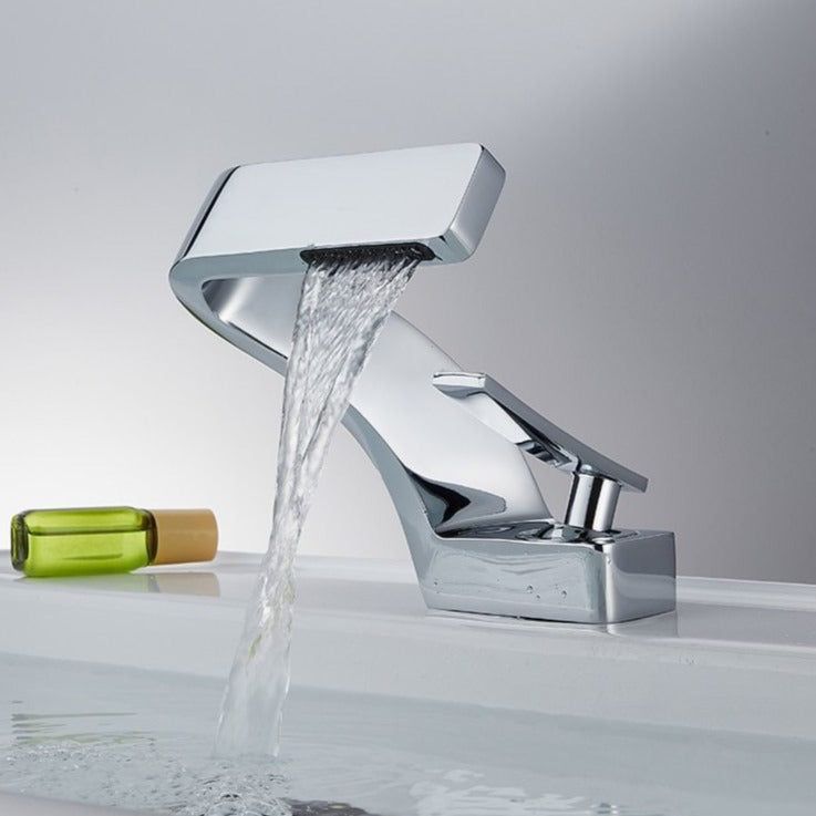 Robinet avec finition réfléchissante, ajoutant une touche de luxe