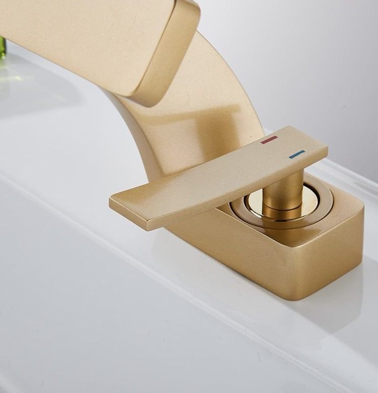 Vue de dessus du robinet, design minimaliste et fonctionnel