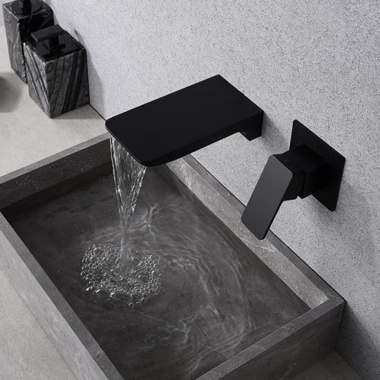 Robinet mural en laiton avec design futuriste