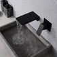 Robinet mural noir avec design épuré et moderne