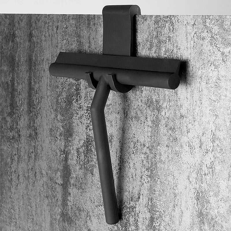 Raclette noire accrochée dans une salle de bain