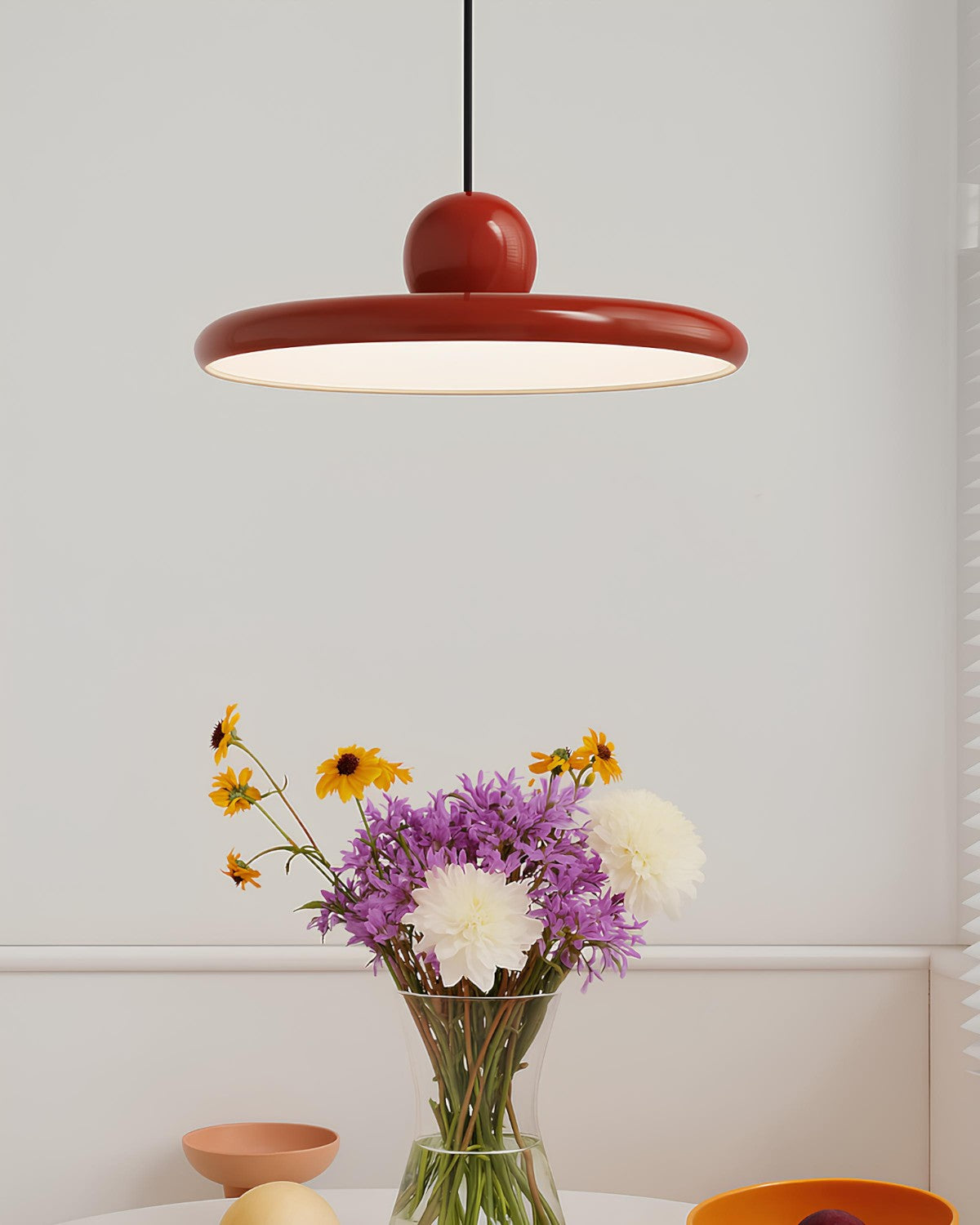 Suspension LED rouge, forme de disque et boule, vue de face