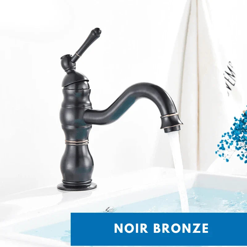 Vue de dessous du robinet mural noir bronze, design raffiné