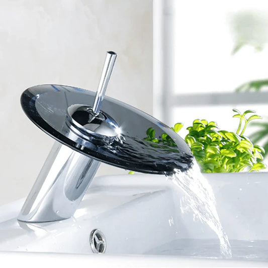 Vue d'ensemble du robinet cascade noir et chrome sur lavabo