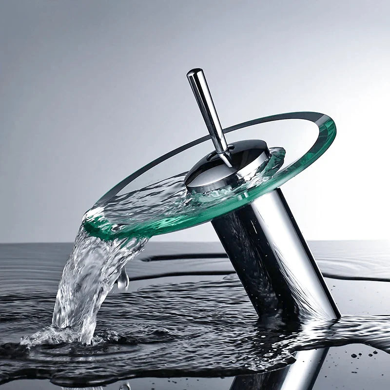 Robinet cascade en verre transparent et chrome, vue latérale
