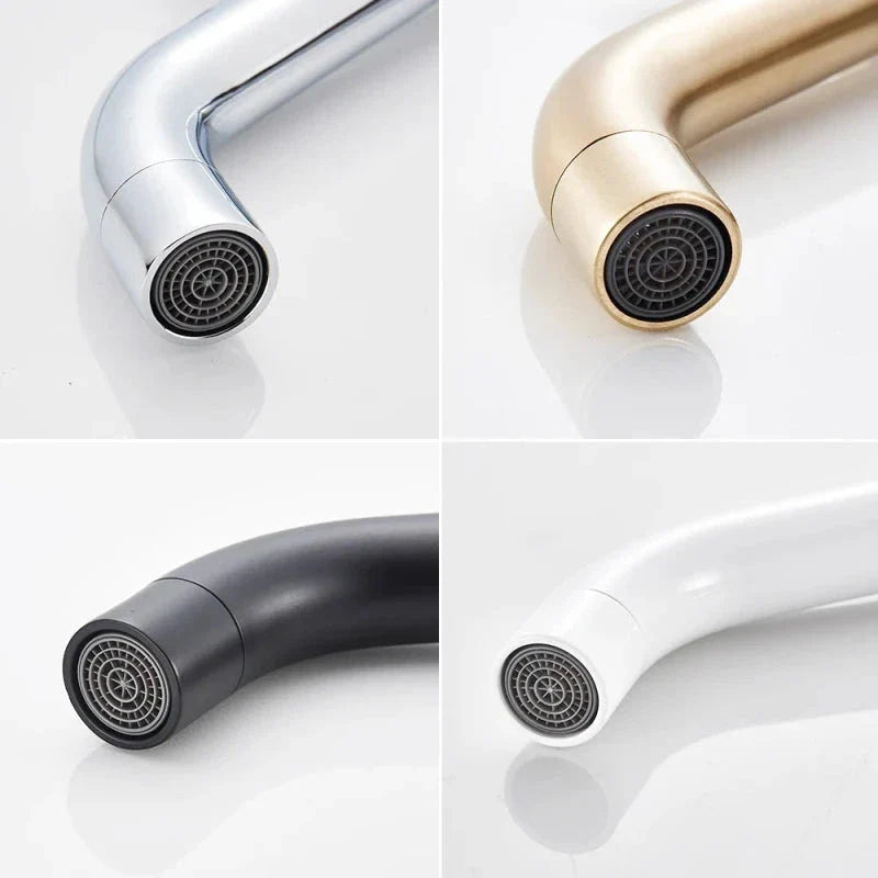 Gros plan sur la poignée du robinet chromé poli