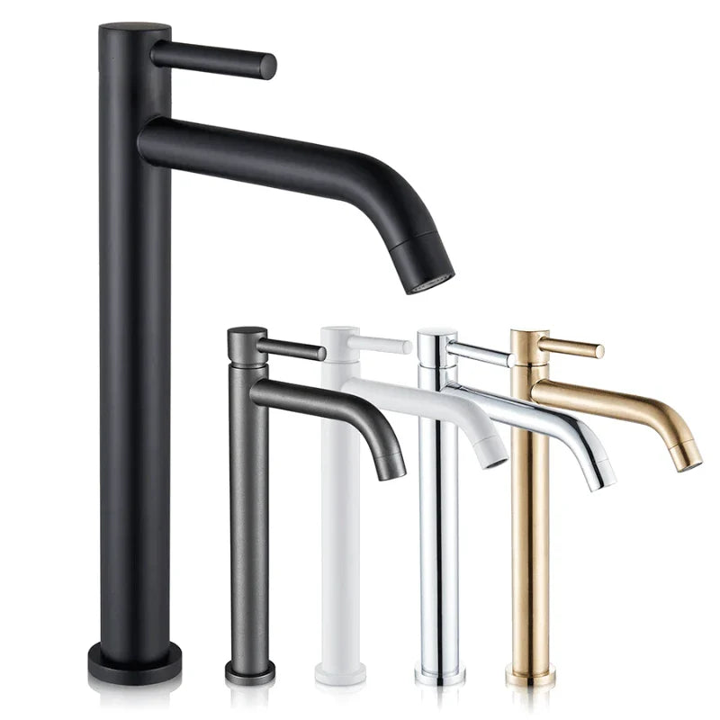 Robinet chromé poli montrant le bec et la base