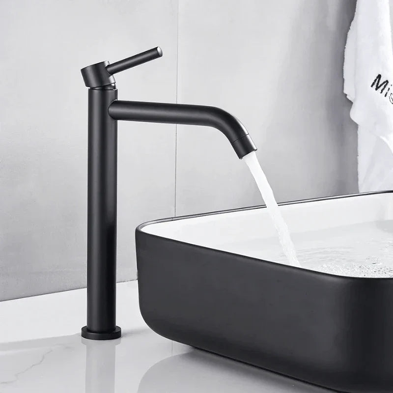Robinet noir mat avec design moderne et épuré