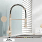 Robinet doré avec détails beige et motifs à pois
